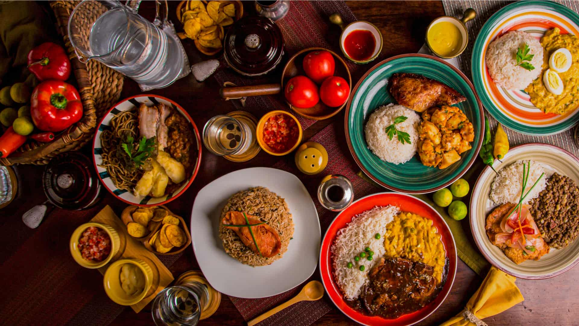 Pratos com diferentes tipos de comidas.